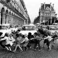 Paris: écoliers traversant la rue de Rivoli19780000