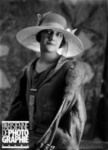 Chapeau de Paul Poiret (1879-1944), couturier et décorateur français. Paris, 1925. BORIS LIPNITZKI (1887-1971)