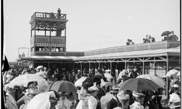 ‘A Day at the Races’: ladies’ fashion at race tracks in the early 20th century