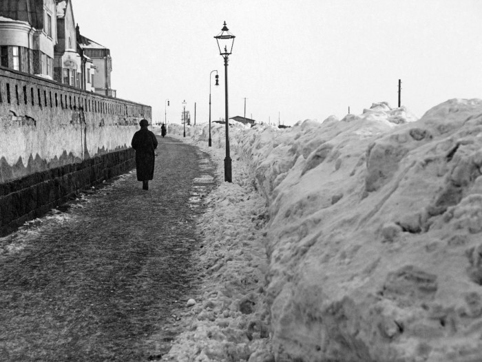 A snowy winter in Helsinki in 1924. Big heaps of snow on Speransky road. CC-BY Museovirasto/Finna