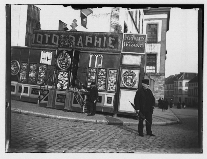  The photo booth of J. Tissens at the Ghent Fair. By Arnold Vander Haeghen - Collection Het Huis van Alijn CC BY-NC-ND 4.0
